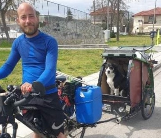 Ο Γάλλος τουρίστας Remy Dargere με το σκυλάκι του.